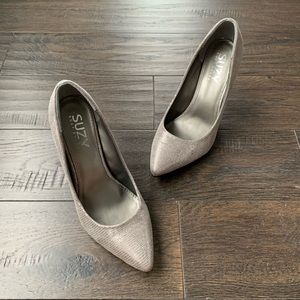 Suzy Shier Size 8 Silver 4 Inch High Heels
